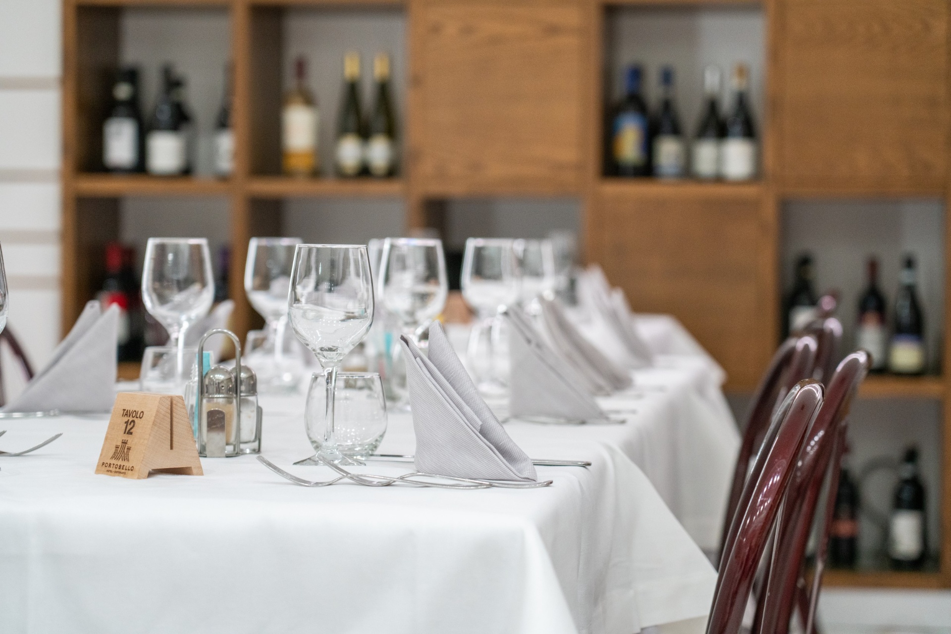 Tavolo apparecchiato con vista sulla cantina