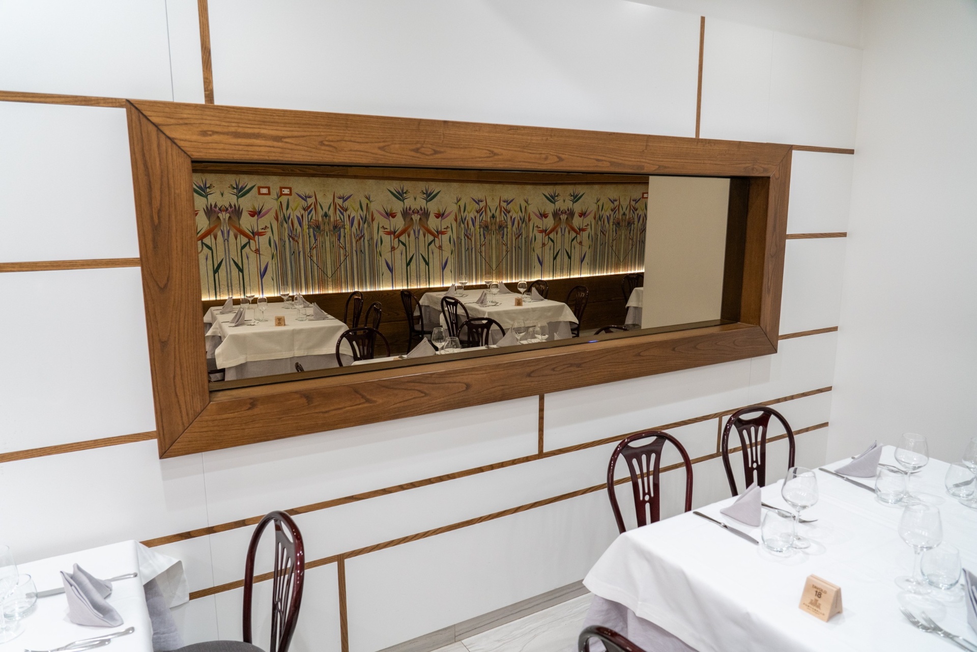 Dettaglio della sala con specchio decorativo
